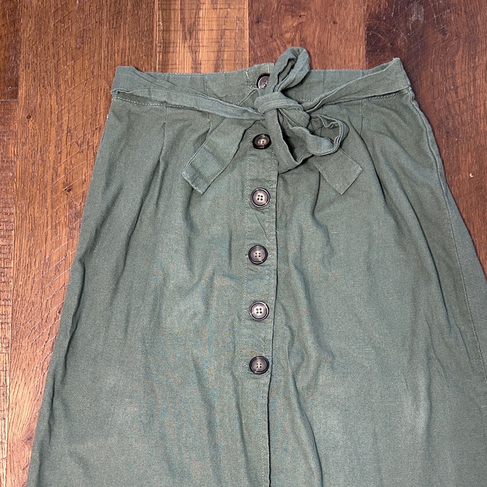 Elegant Button-Front Midi Skirt in Forest Green - Picture 3 of 5